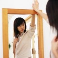 鏡を覗き込む女性